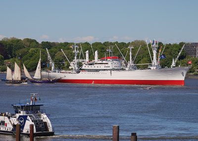 Einlaufparade des 837. Hamburger Hafengeburtstags
