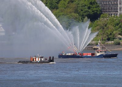 Einlaufparade des 837. Hamburger Hafengeburtstags